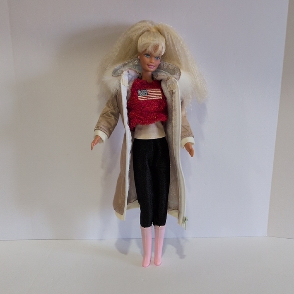 1966 Barbie And 1968 Ken In A Rare 1972 Mountain Ski Cabin Travel Case - Picture 6 of 12